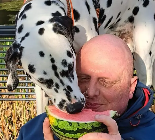 Marc mit einem seiner Dalmatiner im gemeinsamen Alltag.